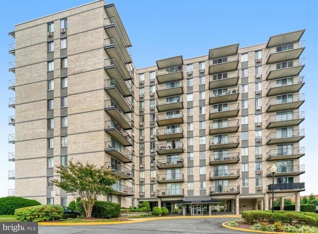 Building Photo - 3245 Rio Dr