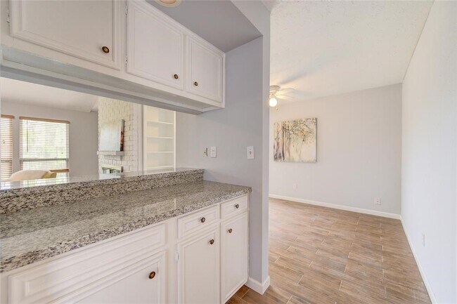Building Photo - 2950 Jenny Dr