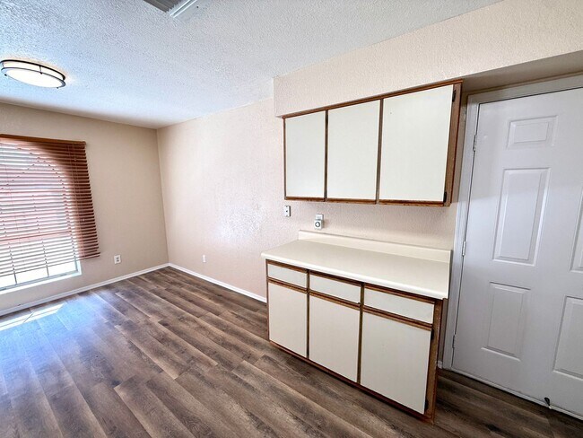 Building Photo - Cute 3 Bedroom 2 Bathroom House in Hualapa...