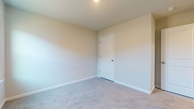 Building Photo - 4 bedroom Home in WATERSIDE!