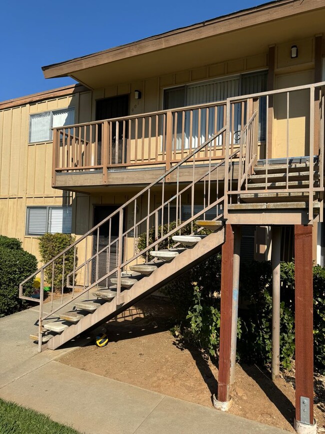 Building Photo - 3 Bedroom 2 Bath Condo Available Now!