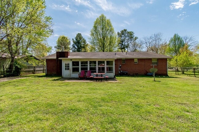 Building Photo - 3 Bedroom 2 Bath Home Walking Distance to Campus!