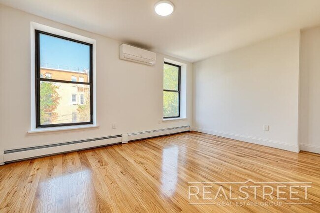 Building Photo - Charming 2 Bed 1.5 Bath Upper Duplex in Bushwick with Garden