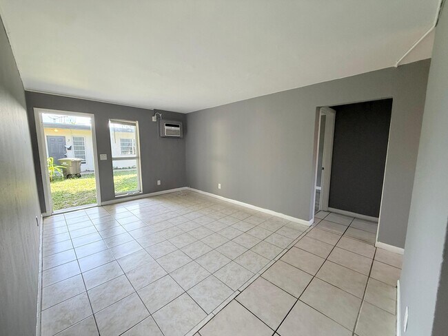 Building Photo - 815 2nd St