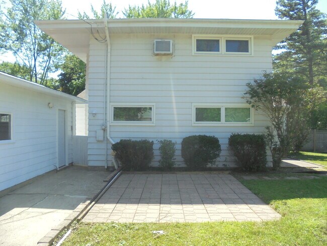 Building Photo - 1434 Walnut Dr