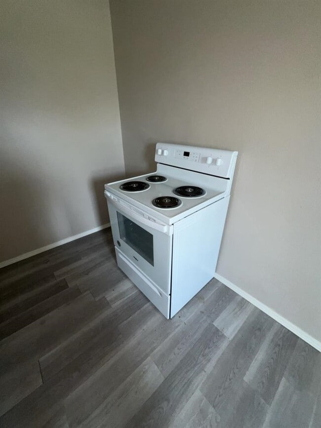 Building Photo - 1315 SW E Ave