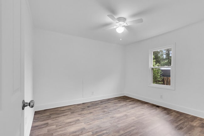 Building Photo - 300 Battleground Ave