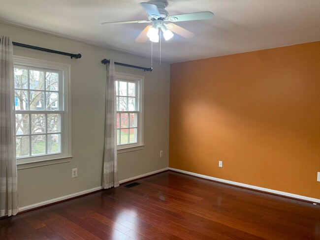 Building Photo - Spacious 3 Level Townhouse Backs to Trees