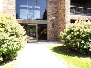 Building Photo - Beautiful 2 Bed | 2 Bath Condo in Roseville