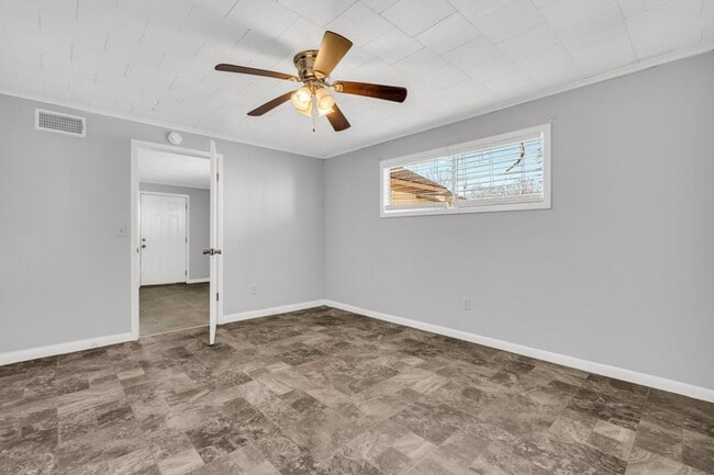 Building Photo - 2 bed/1 bath apartment