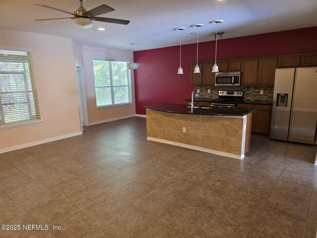 Building Photo - 498 Walnut Dr