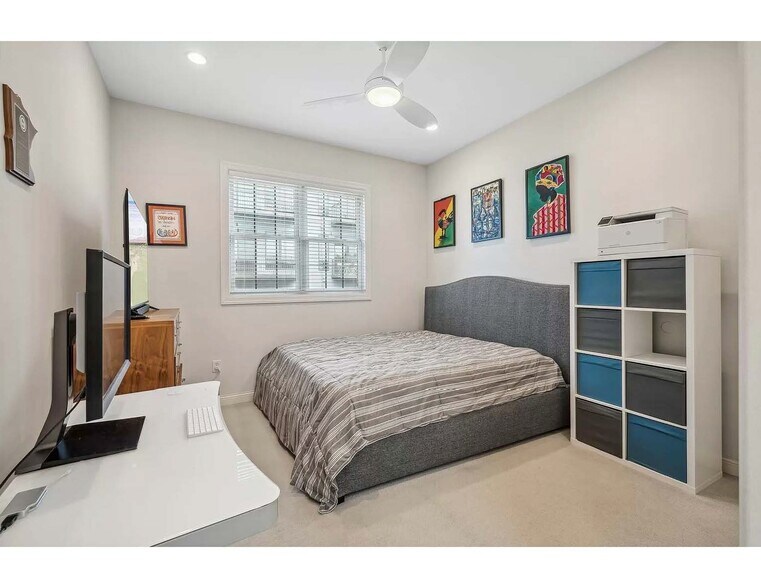 Master bedroom with higher ceilings - 3125 Inglewood Ave S