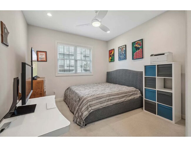 Master bedroom with higher ceilings - 3125 Inglewood Ave S