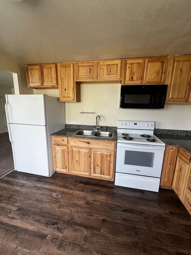 Building Photo - Adorable Three Bedroom One Bathroom Single Car Garage