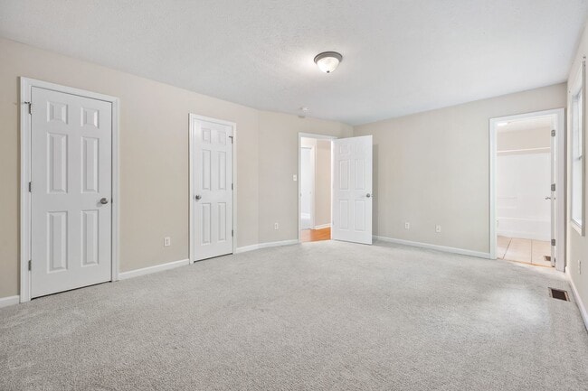 Building Photo - 4 Bedroom Home in Lynchburg