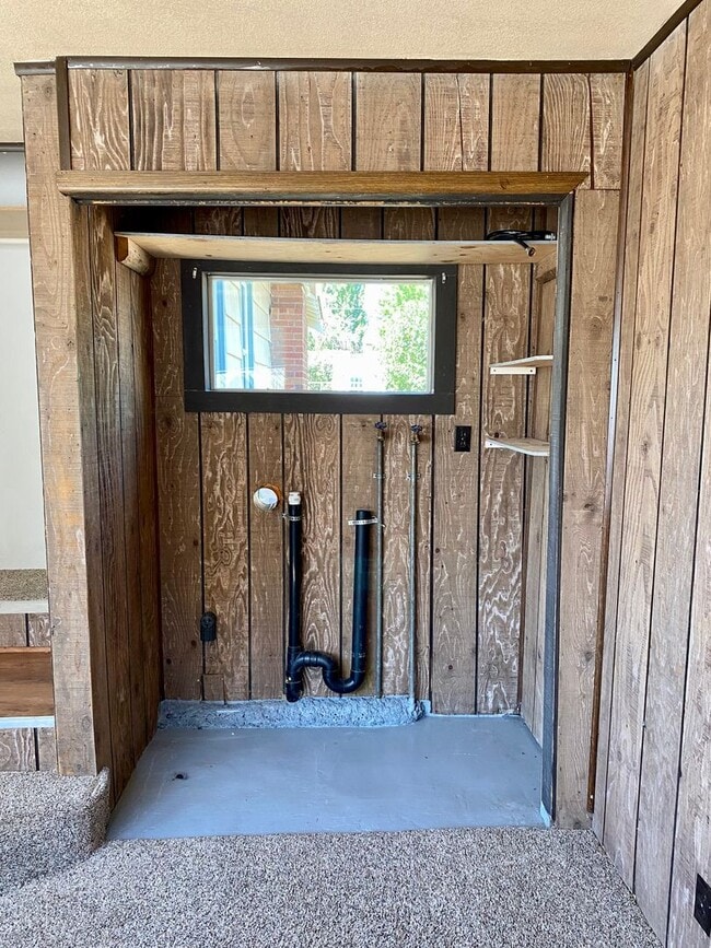 Building Photo - 7 minutes to Sky Lakes Medical Center and ...