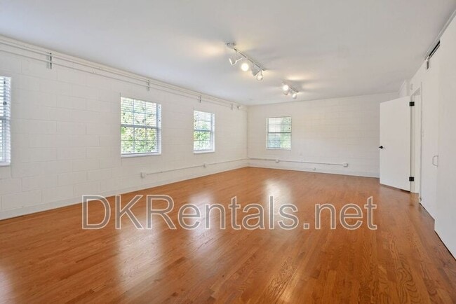 Building Photo - 1448 Iverson St NE