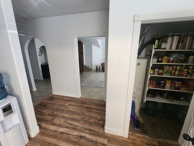 Building Photo - *utilities included* 3 bed 2 bath house in...