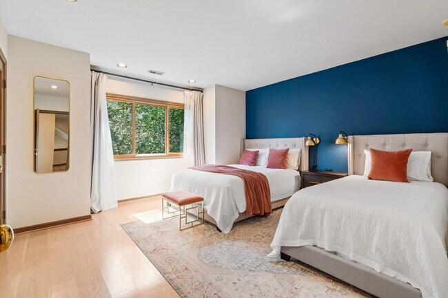 Building Photo - 6408 E Mercer Way