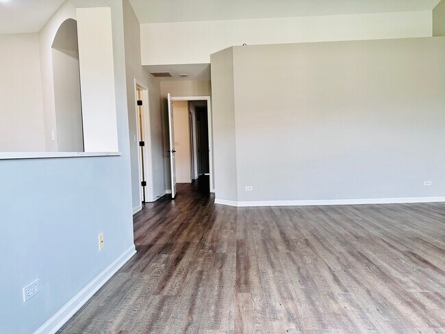Building Photo - 1875 Crenshaw Cir