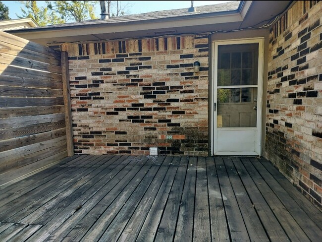 Building Photo - Remodeled 3 bedroom 1 bathroom house in Ed...