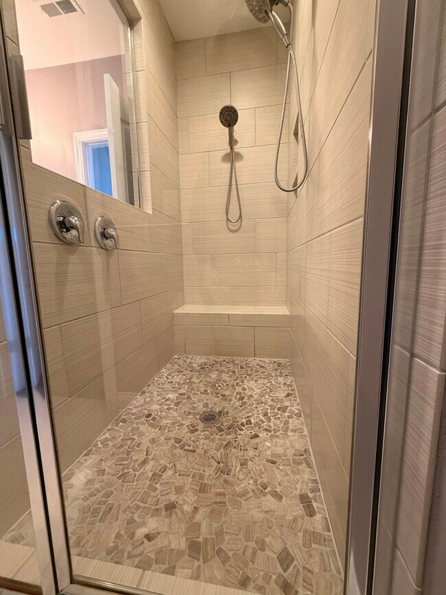 Building Photo - 6258 Cloverdale Dr