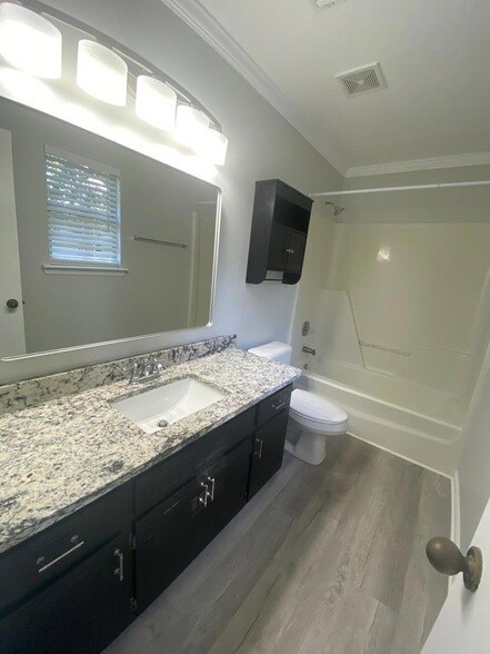 Building Photo - 213 Dahlia Dr