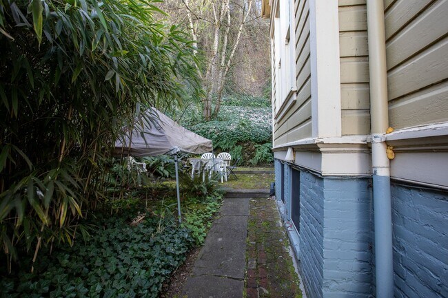 Building Photo - 1940-1946-1946 SW Market St Dr