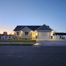 Building Photo - 3 Bed 2 Full Bath home