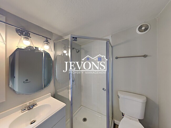 Building Photo - 3303 S Ainsworth Ave