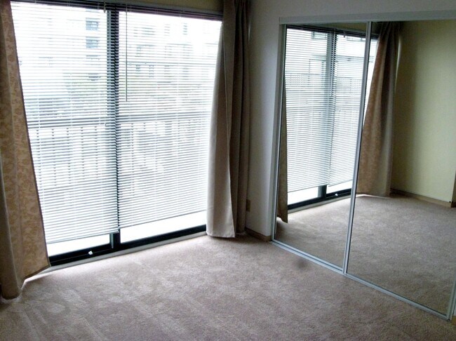 Building Photo - Beautiful 2 BR 2BA 2 story condo with laun...