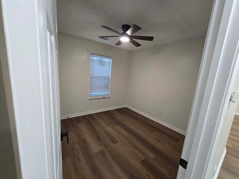 Building Photo - 7259 Northbrook Dr
