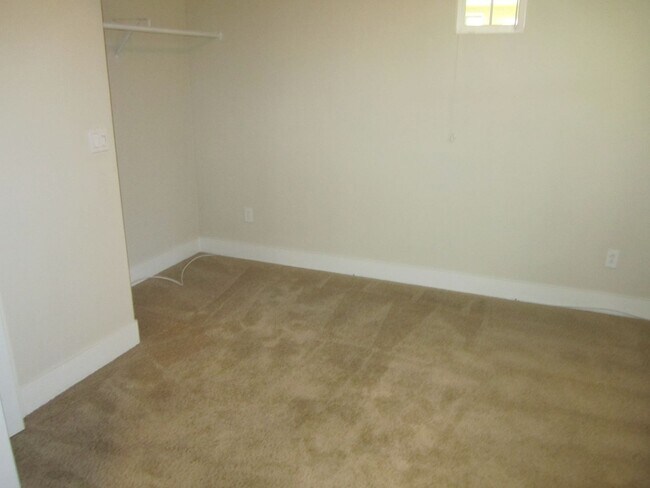 Building Photo - SPACIOUS 3 BEDROOM, 3.5 BATHROOM TOWNHOUSE...