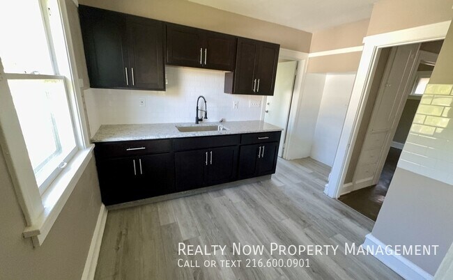 Building Photo - 949 Helmsdale Rd