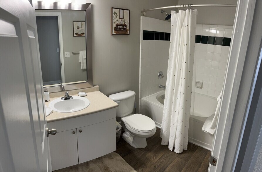 Building Photo - 1024 Cranbrook Dr