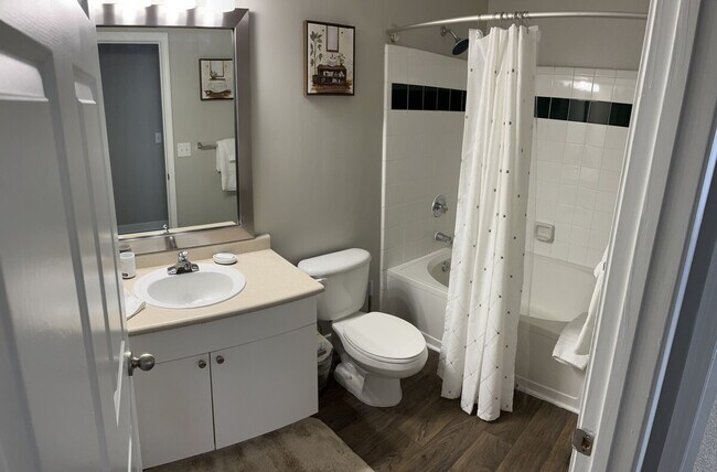 Building Photo - 1024 Cranbrook Dr