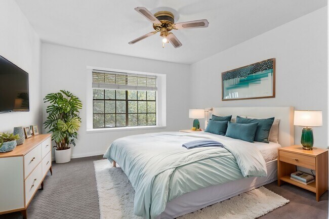 Building Photo - 4444 Victory Dr