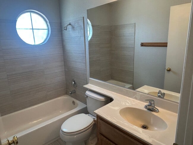Building Photo - 3 Bedroom House with Pool