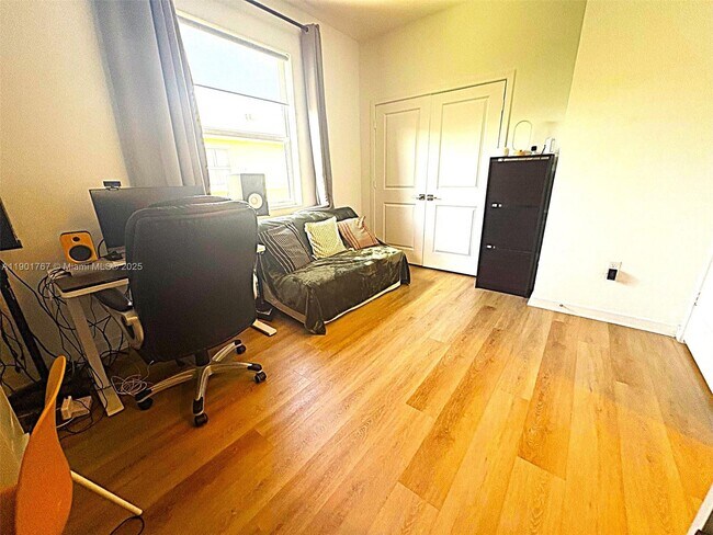 Building Photo - 476 NE 5th St