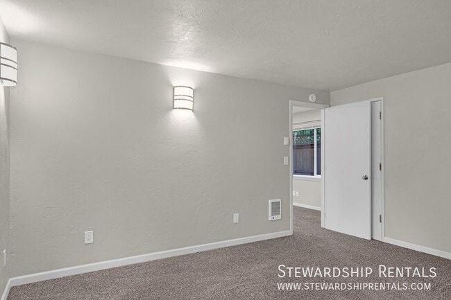 Building Photo - 1431 1/2 W. Broadway Avenue-