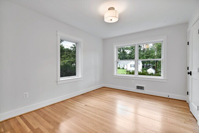 Building Photo - "Luxurious 6-Bed, 6-Bath Arlington Retreat...