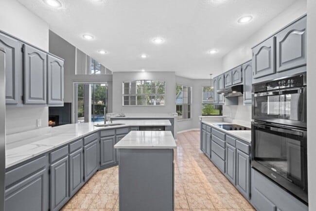 Building Photo - 2-Story pool home in The Fairways of Hunters Creek