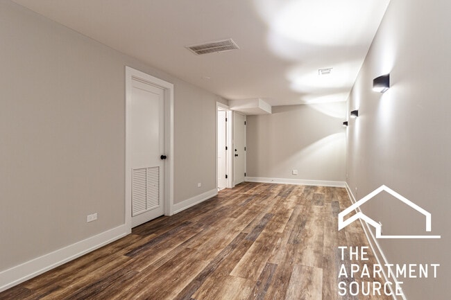 Building Photo - 2509 W Diversey Ave