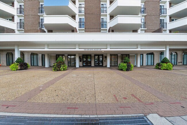 Building Photo - Available Now! 1 Bed / 1 Bath Condo in the...