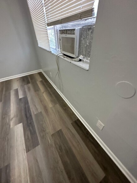 Building Photo - 1625 W 26th St