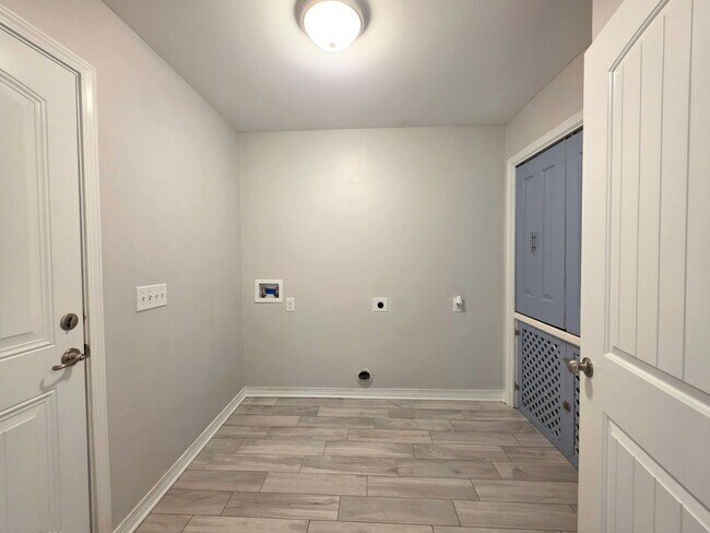 Building Photo - 2948 N 24th Ave