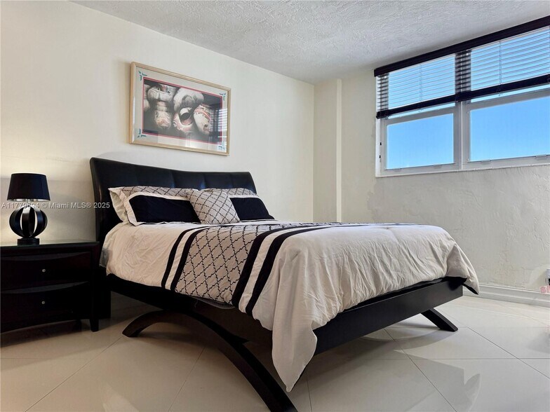 Building Photo - 3000 S Ocean Dr