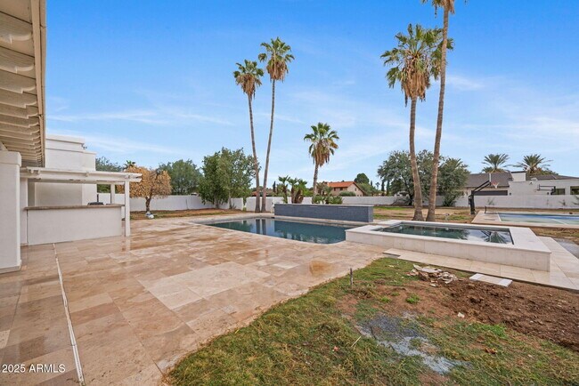 Building Photo - 10111 E Cholla St