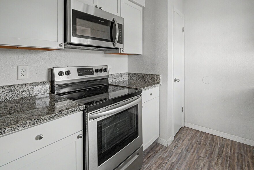 Building Photo - 7210 N Manhattan Ave