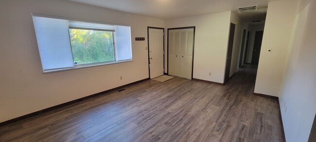 Building Photo - 4 Bedroom Home with Large Shop